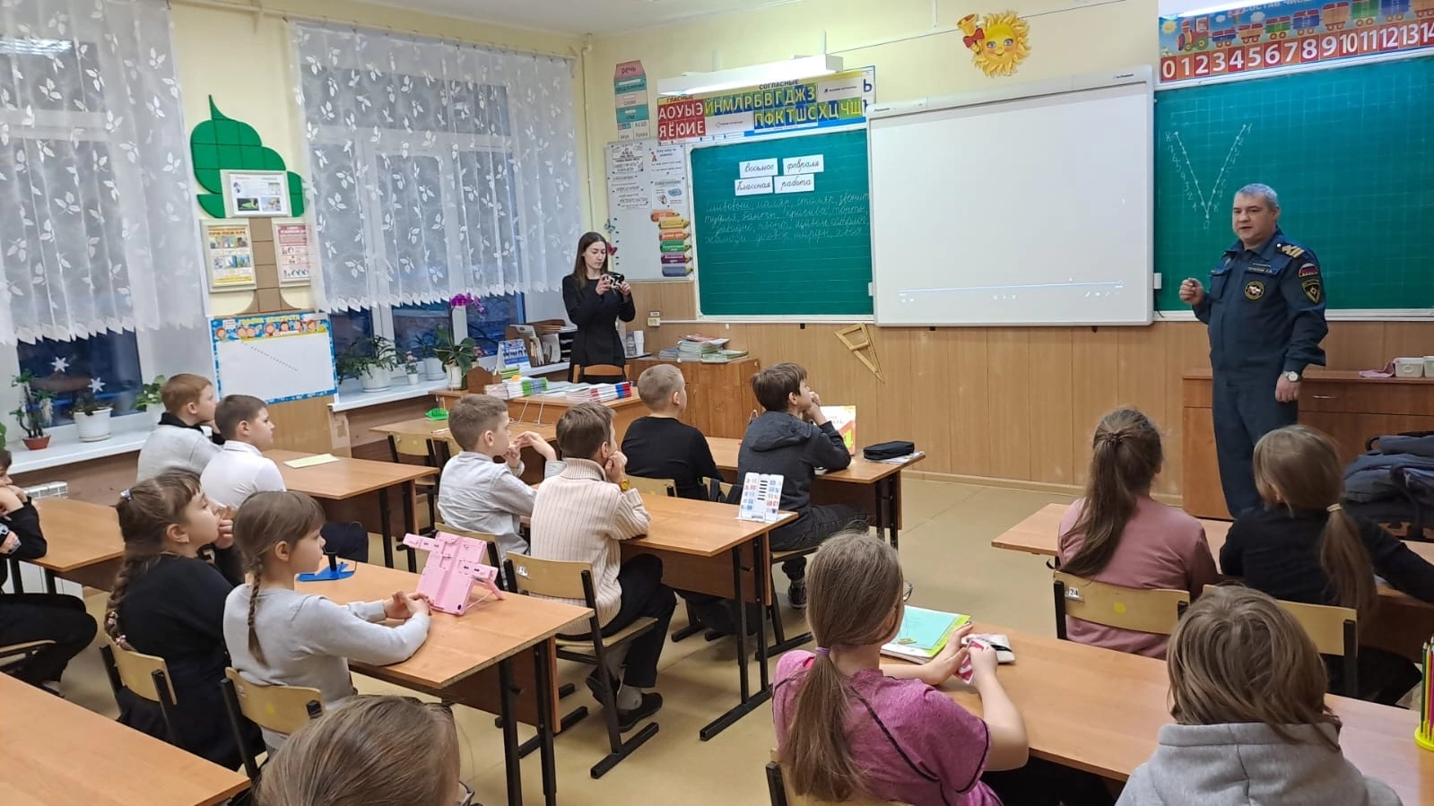 Единый день безопасности по предупреждению чрезвычайных происшествий и гибели детей в зимний период от внешних факторов.